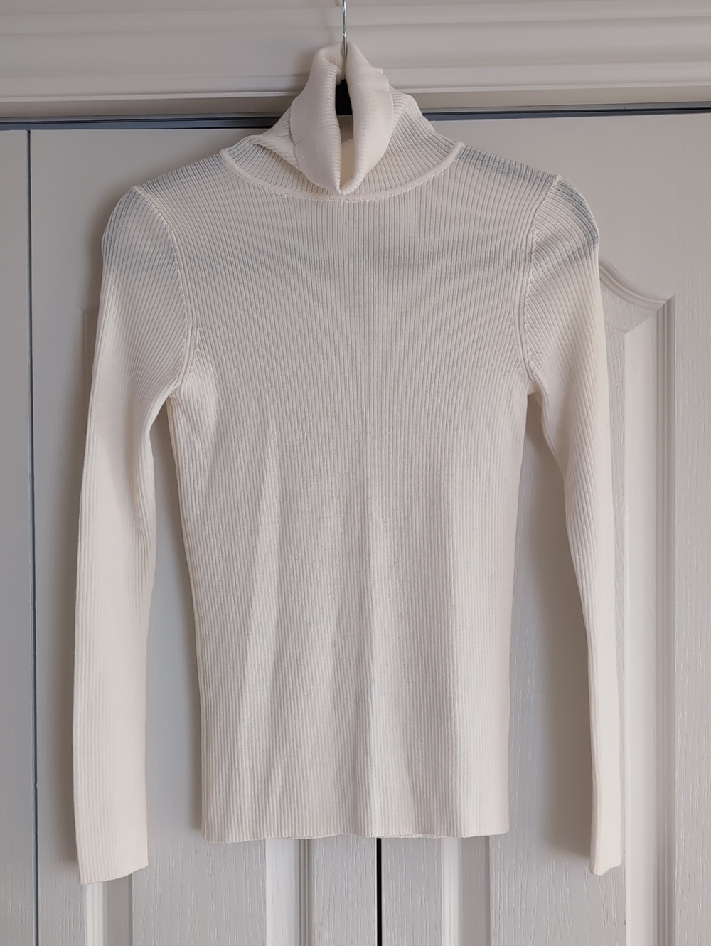 Uniqlo Cream 100 Wool Ribbed Turtleneck Sweater